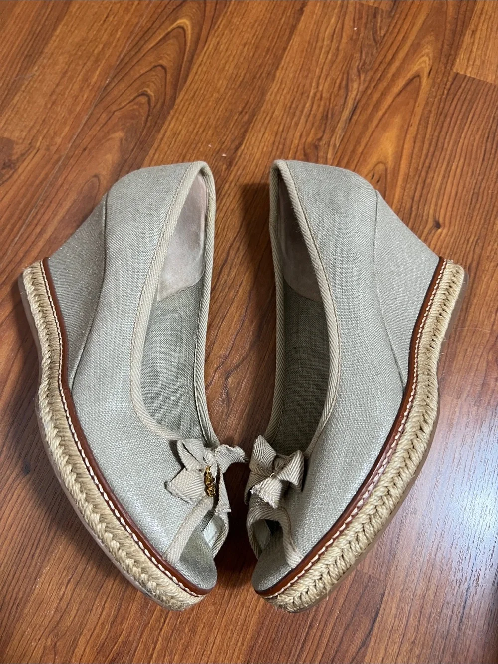 Tory Burch Sz 10.5 M Jackie Wedges Metallic Shimmer Bow Accent Tan/Taupe